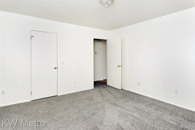 Building Photo - 2425 Torquay Ave