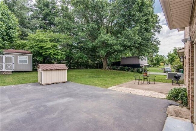 Building Photo - AVAILABLE NOW; 2-Bed/2.5-Bath in Crieve Hall