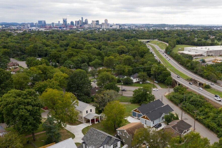 2 miles to the heart of the Downtown Nashville! - 910 Sharpe Ave