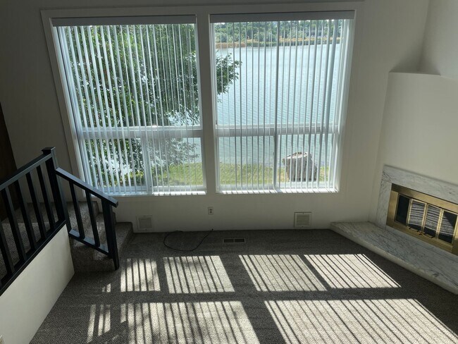 Building Photo - 2BR 1BA Duplex On Lake!!