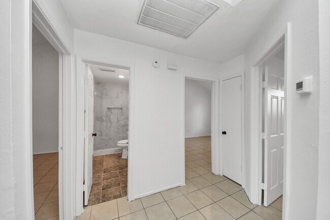 Building Photo - 9918 Peachridge Dr