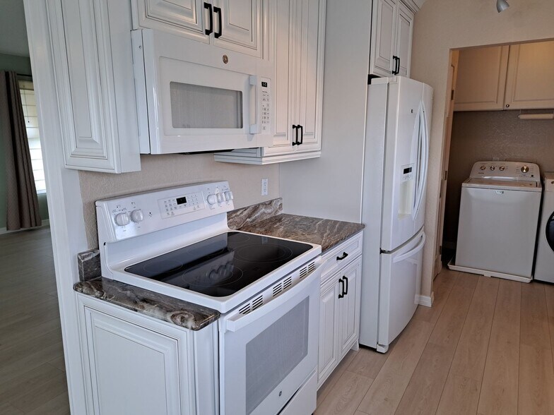Building Photo - 3340 Oleander Dr