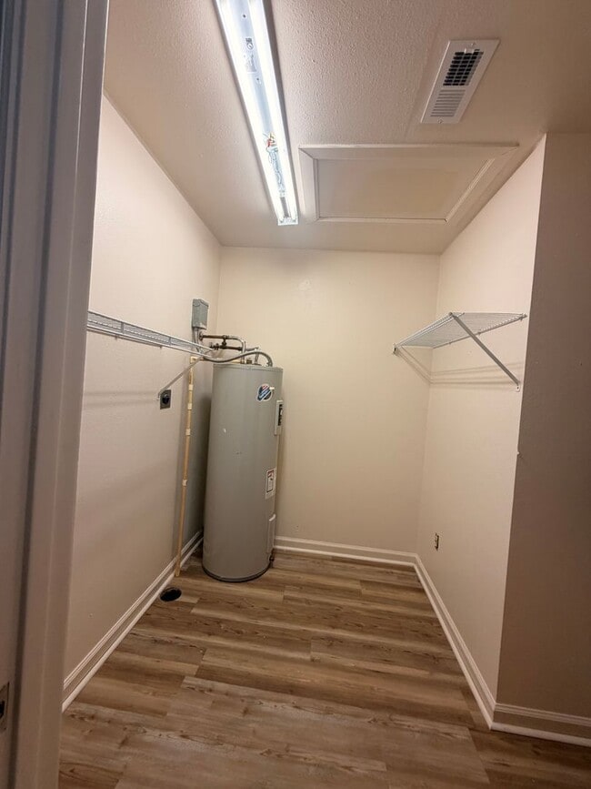 Building Photo - 2 Bed 2 Bath Duplex on Clearwater Way!