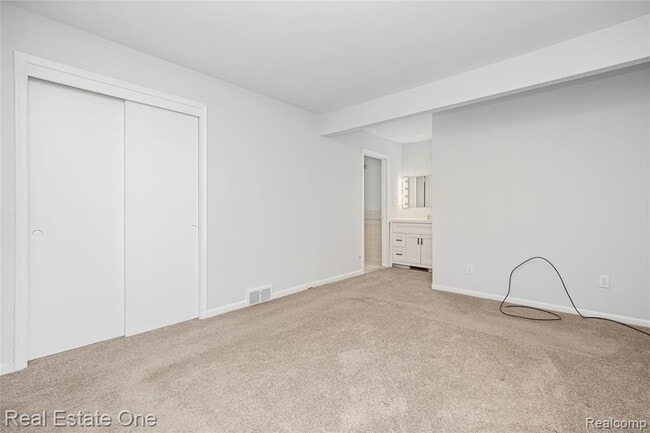 Building Photo - 2360 Pine View Dr