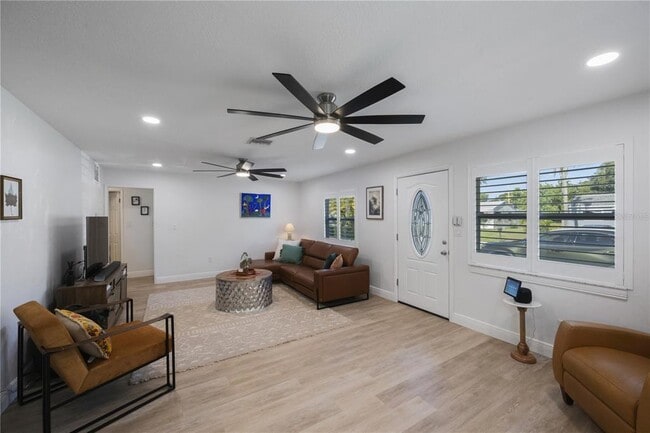 Building Photo - 702 Gray St S