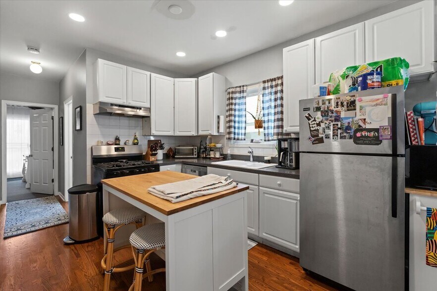 Primary Photo - 1345 W Walton St