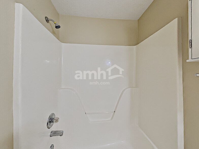 Building Photo - 3050 Weybridge Dr