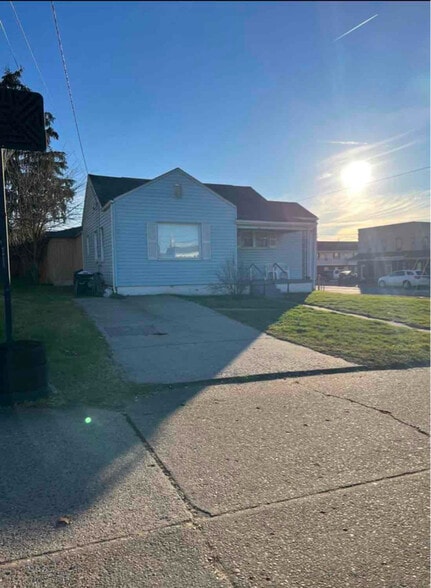 Building Photo - 225 N Park Dr