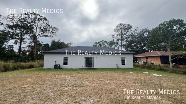 Building Photo - 1247 San Matio St