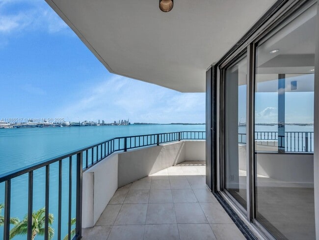 Building Photo - 520 Brickell Key Dr