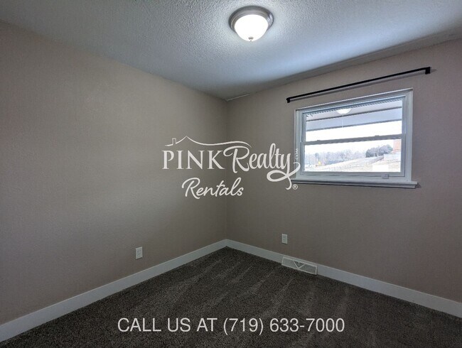 Building Photo - 2545 Lelaray St