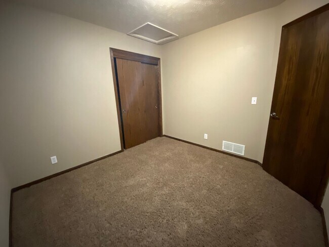 Building Photo - Gorgeous Elkhorn 4 Bed 3 Bath Home!
