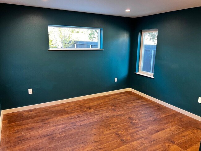 Building Photo - 1157 Manzanita Dr