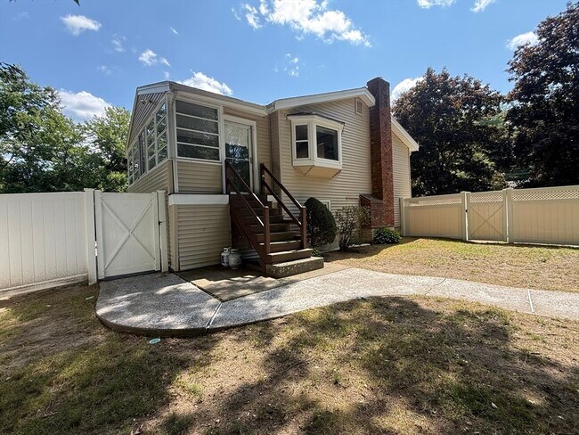 Building Photo - 9 Brookdale Cir