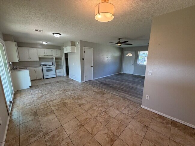 Building Photo - 3 Bed, 2 Bath in Del City