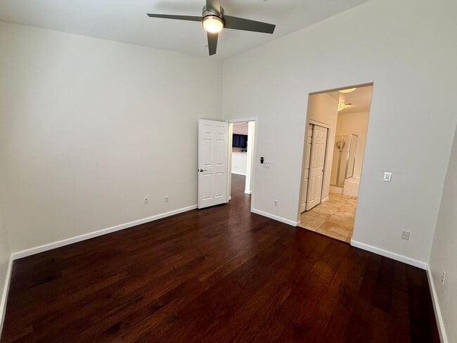 Building Photo - Close to shopping and easy access to Freeway!!!