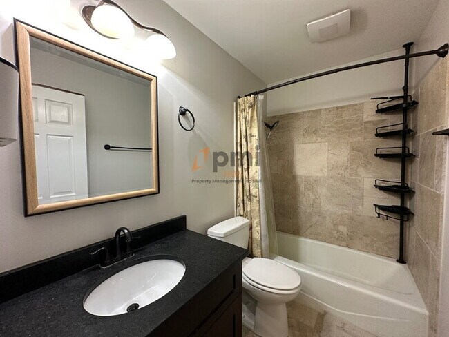 Building Photo - 711 Wellington Dr