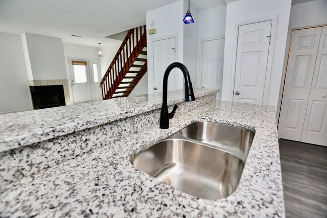 Building Photo - Updated Chimney Hill Condo Available 03-25...