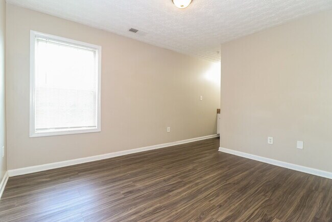 Building Photo - 1000 Weatherwood Pl NE