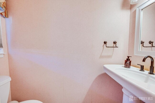 Building Photo - 15 Howell Ave