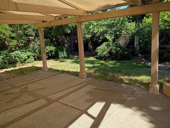 Building Photo - AVAILABLE NOW! excellent Fair Oaks Location 3 Bedroom Home!