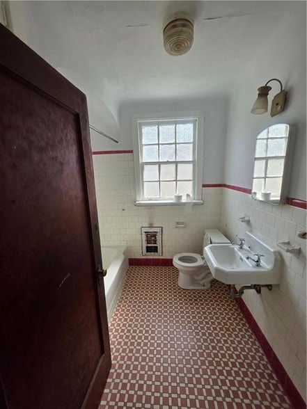 Building Photo - 2520 Leonidas St