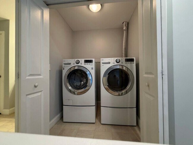 Building Photo - 75 Deerwood Dr