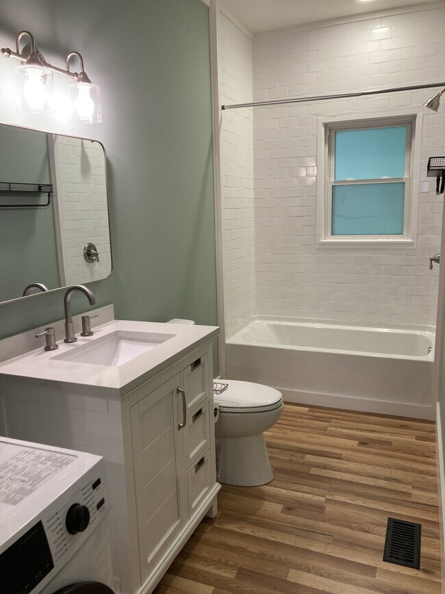 Building Photo - 951 W Branch Ave