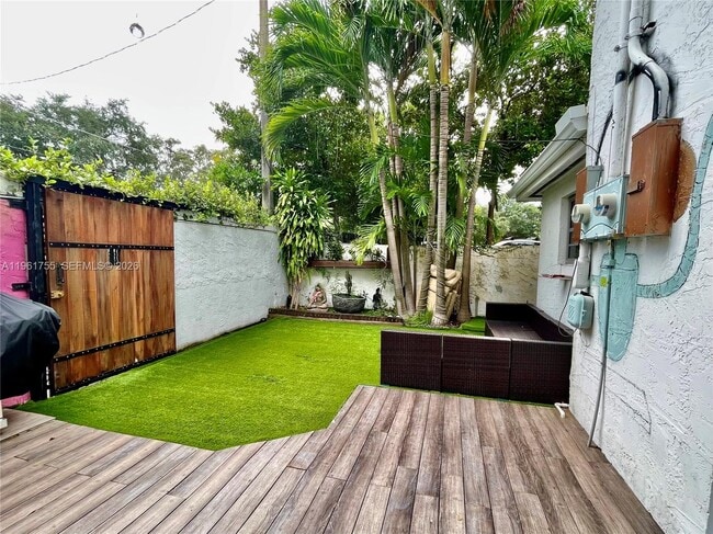 Building Photo - 723 NE 62nd St