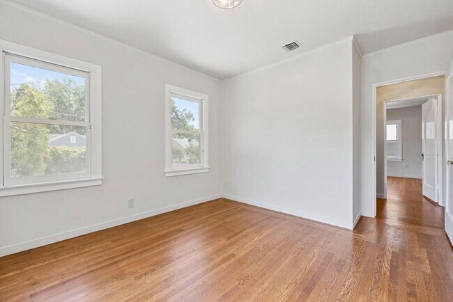 Building Photo - (POOL!) 3 bed/2 bath - 1935 Spanish Coloni...