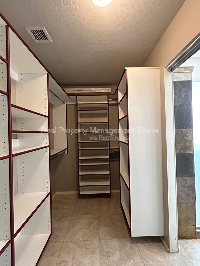 Building Photo - 774 E Maria Ln