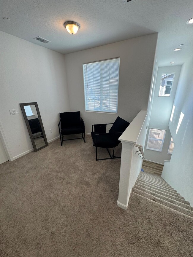 Building Photo - 761 S Kandarian Ave