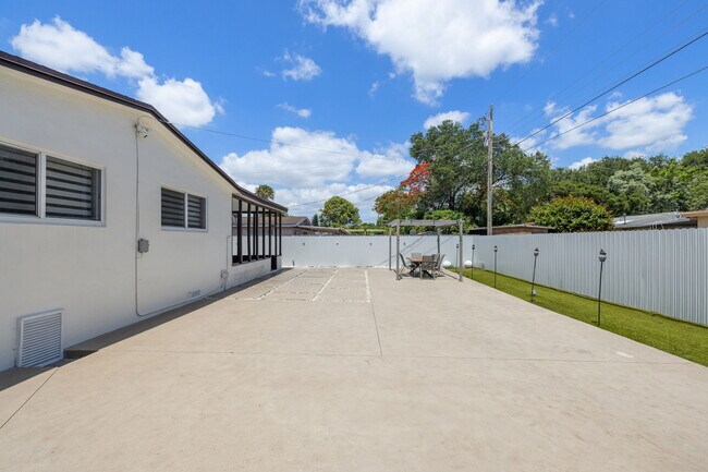 Building Photo - 7021 SW 10th Ct