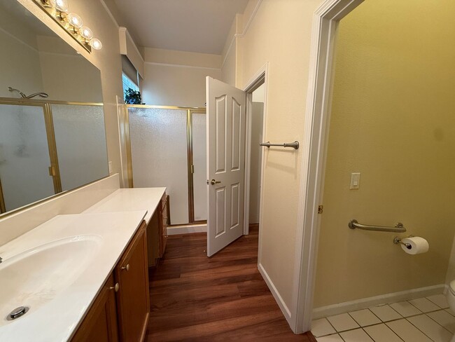 Building Photo - Heritage Lakeside 55+ Active Community!