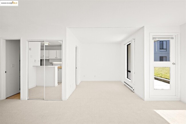 Building Photo - Sunny Studio in Resort Setting centrallly ...