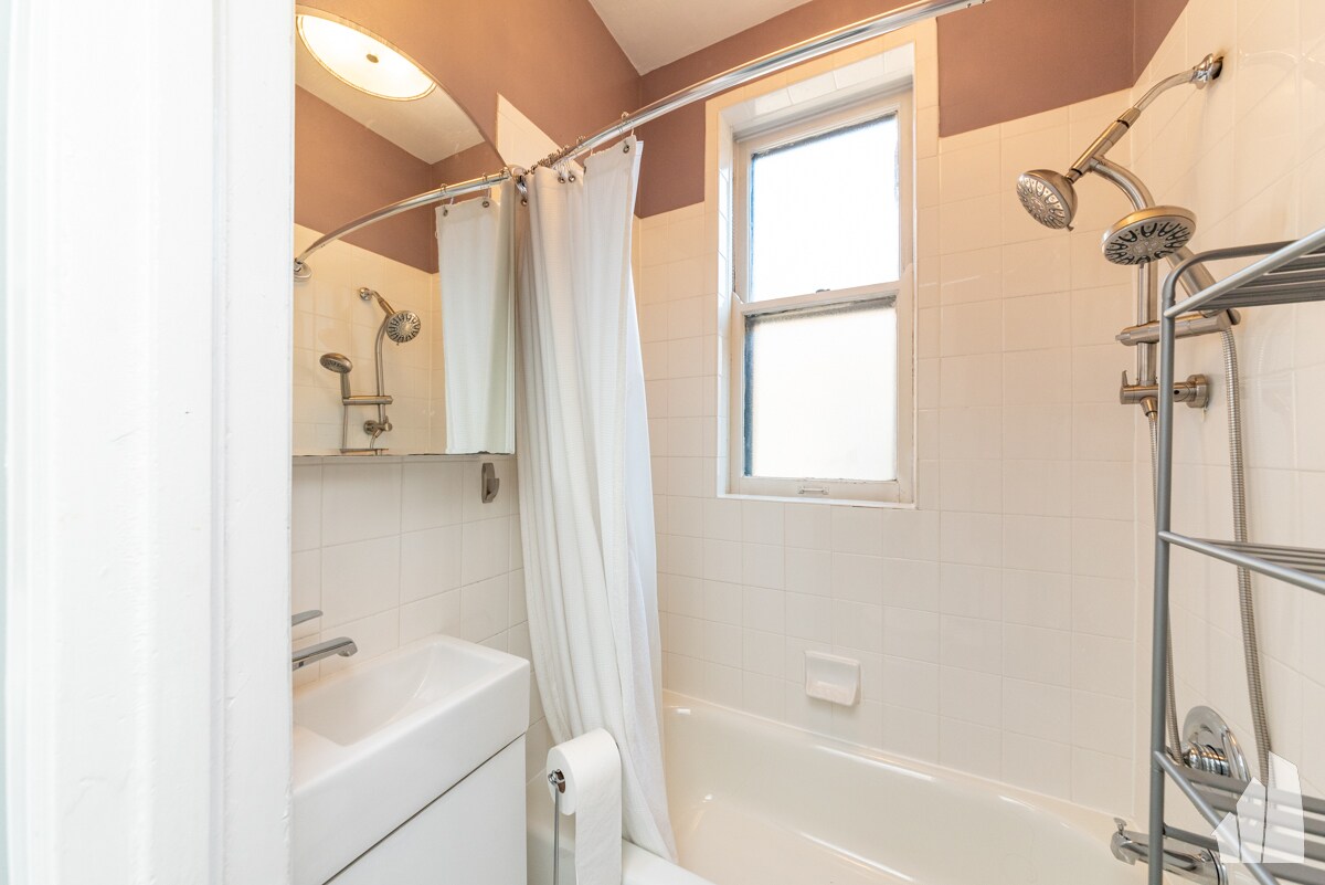 Building Photo - 450 W Surf St