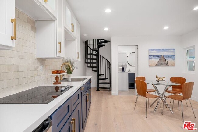 Building Photo - 157 Hart Ave