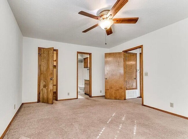 Building Photo - Beautiful 3bed/3bath Townhome Available in Westside Norman!!
