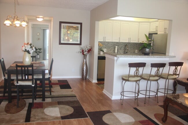 Building Photo - 454 Fanshaw K