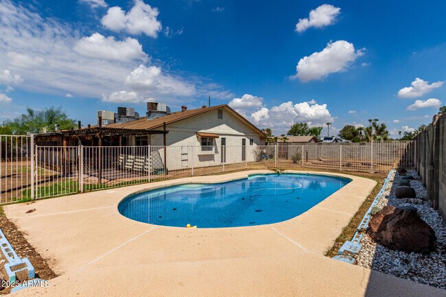 Building Photo - 4001 W Libby St