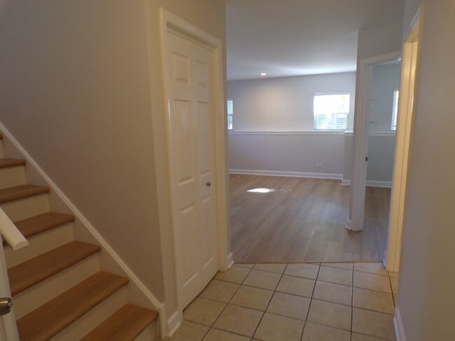 Building Photo - 891 Essex Cir