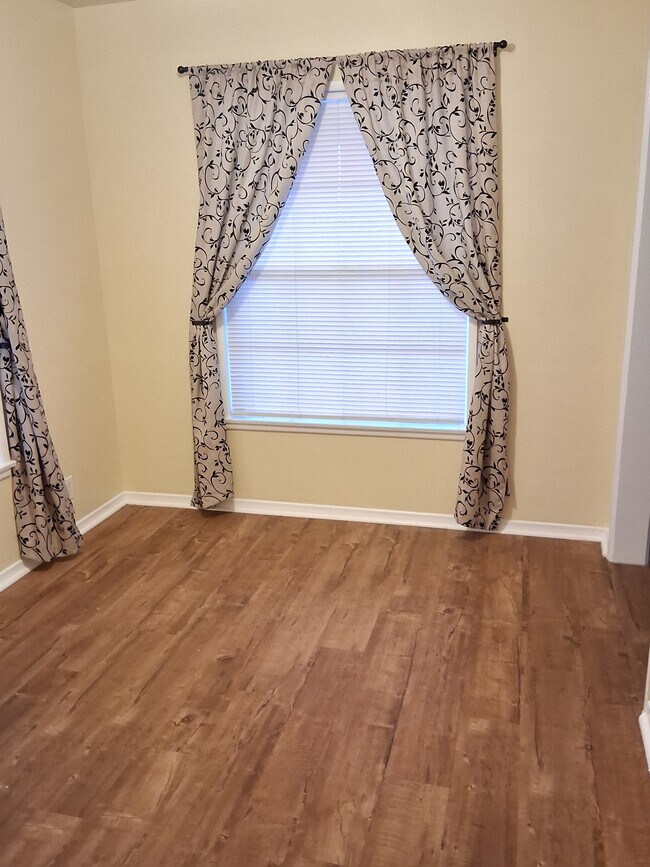 Building Photo - 2724 W Caldwell St