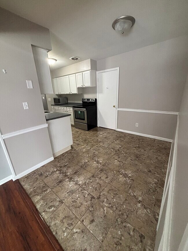 Building Photo - Beautifully maintained 3BR, 2BA Condominium
