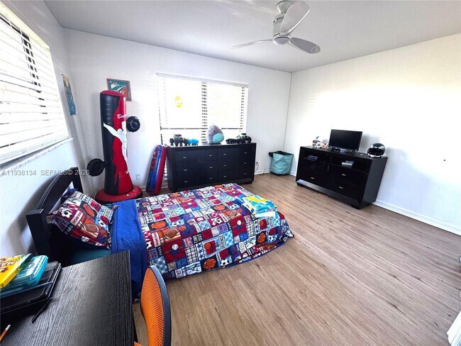 Building Photo - 4905 Bayberry Ln