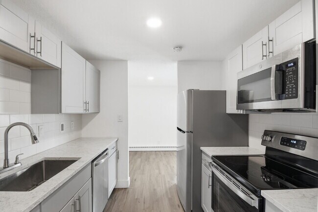 Building Photo - $1,300.95 with $300.00 off the first month's rent, 2 Beds - 1 Bath, Triplex in Aurora with Washer...