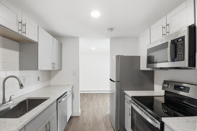 Building Photo - $1,400.95 with $300.00 off the first month's rent, 2 Beds - 1 Bath, Triplex in Aurora with Washer...