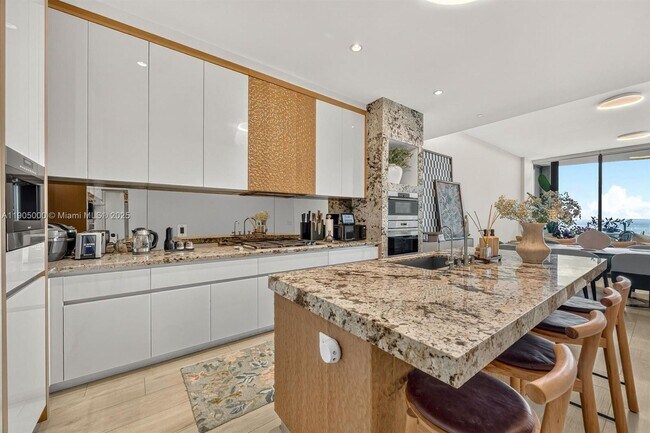 Building Photo - 2821 S Bayshore Dr