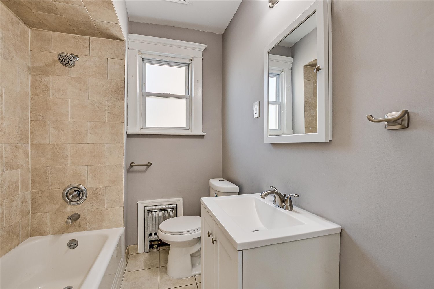 Full bathroom tub and shower - 128 Berwick St