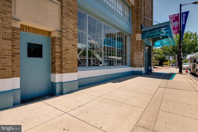 Building Photo - 3 N Christopher Columbus Blvd