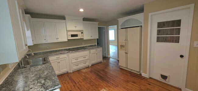Building Photo - Spacious 4 Bedroom Home close to Missouri State University! $1495!
